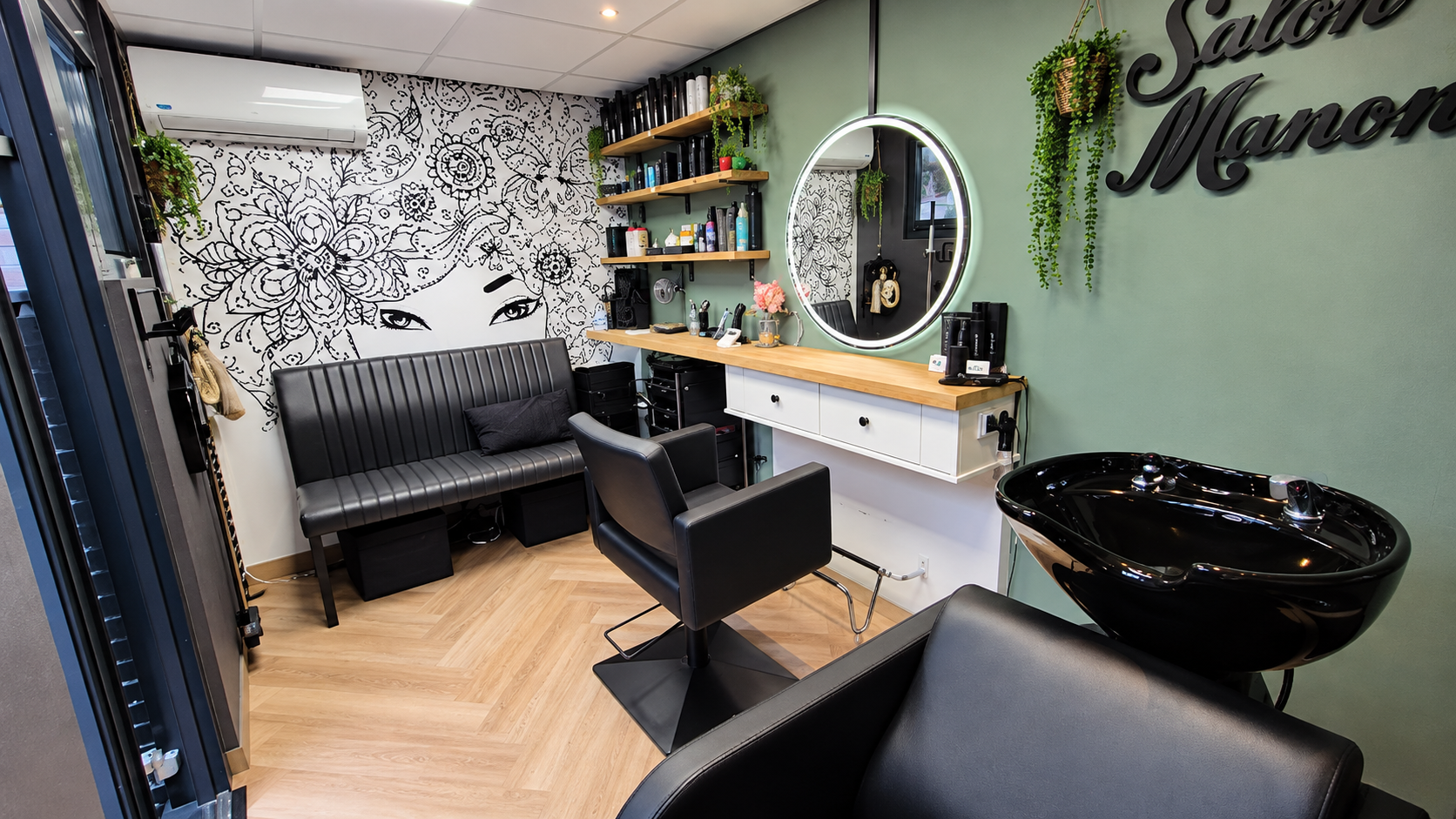 Interieur van kapsalon Salon Manon aan de Dennenlaan in Dorst